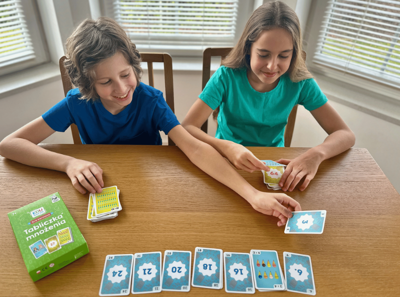 Dzieci uczą się mnożenia podczas zabawy z grą Tabliczka mnożenia – EDUseria gra karciana
