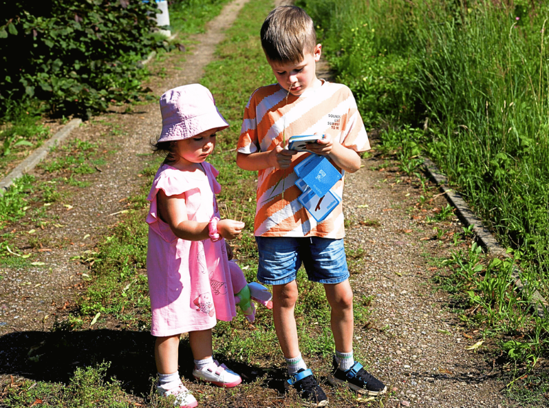 Znajdź to! Na dworze (4+) – przedszkolaki na zewnątrz bawią się kartami Kapitana Nauki Znajdź to! Na dworze