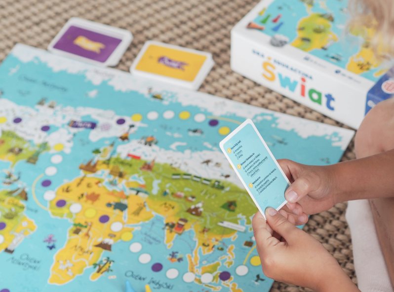 Gra edukacyjna Świat od Kapitana Nauki – mapa świata i elementy gry dla dzieci od 6 lat