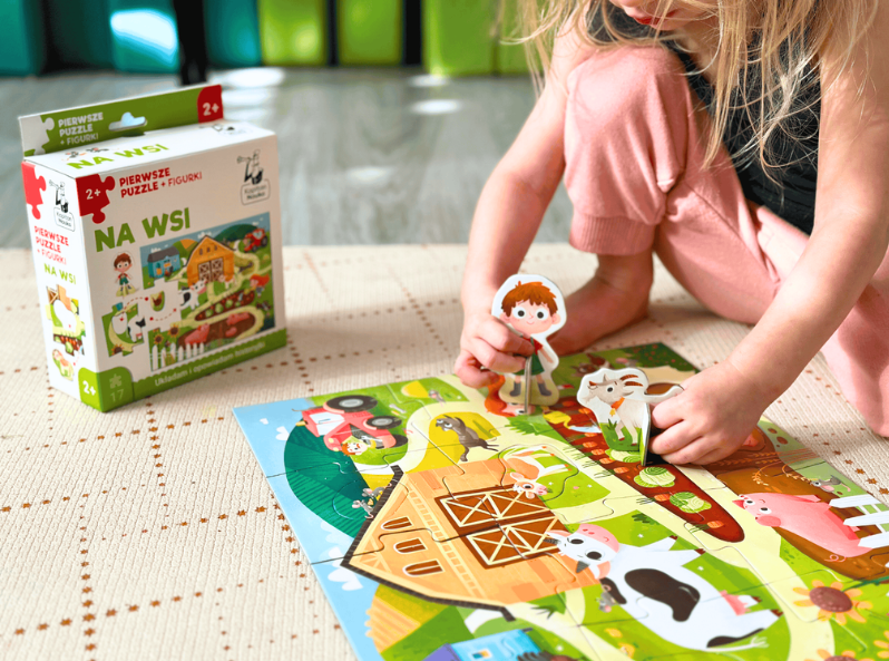 Pierwsze puzzle + figurki. Na wsi – duża układanka z trójwymiarowymi figurkami dla dwulatków