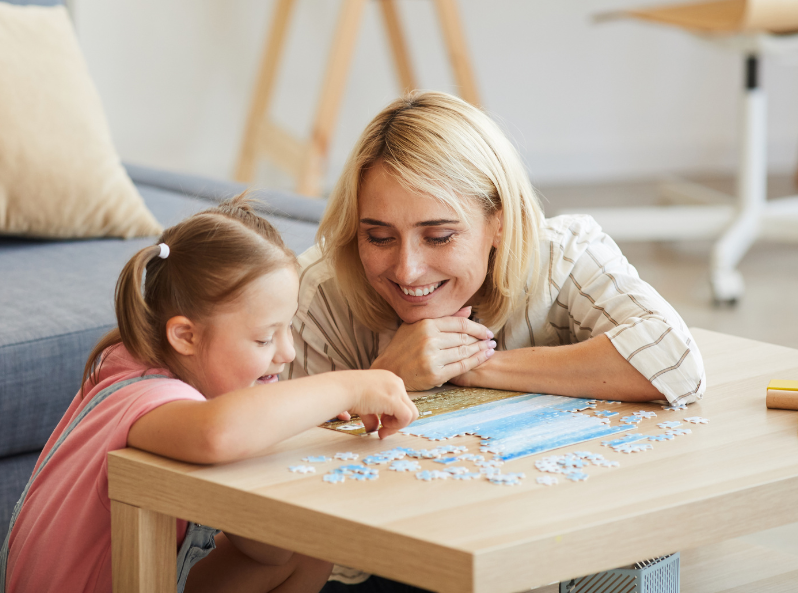 Mama i dziecko wspólnie układają puzzle