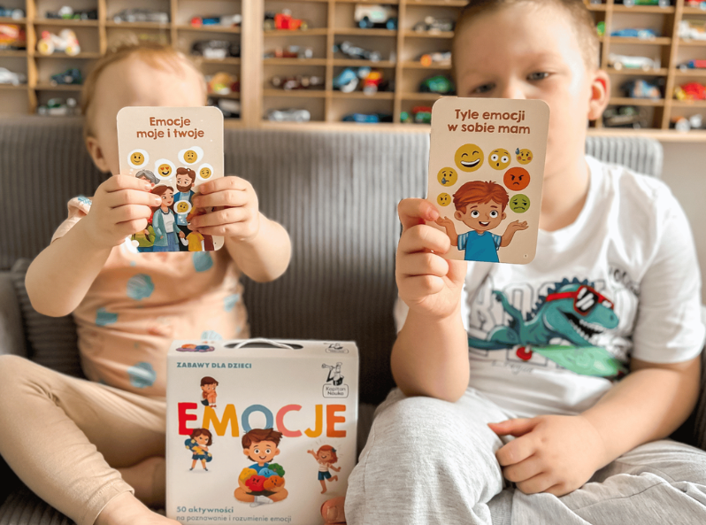Dzieci bawią się kartami EMOCJE Kapitana Nauki
