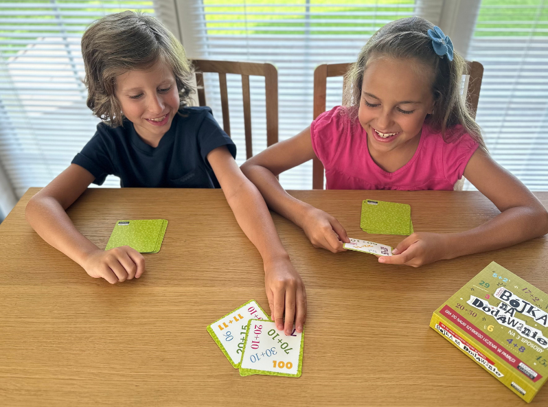 Pudełko gry edukacyjnej Bójka na dodawanie dla dzieci od 5 lat