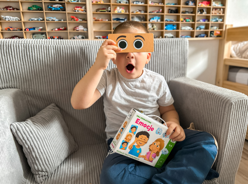 Emocje - gra edukacyjna Kapitana Nauki dla dzieci 3-6 lat-bawiący się chłopiec