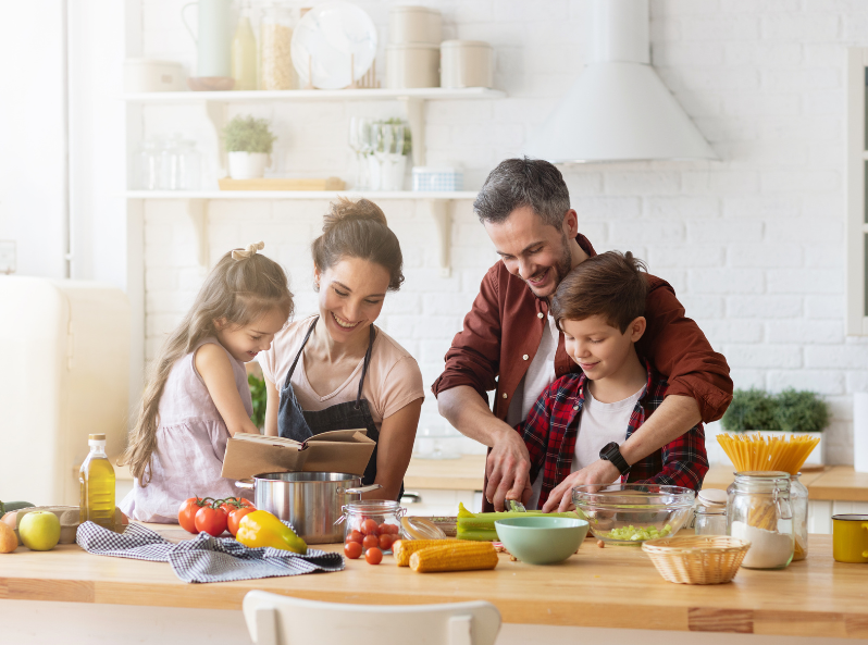 Rodzina wspólnie gotuje