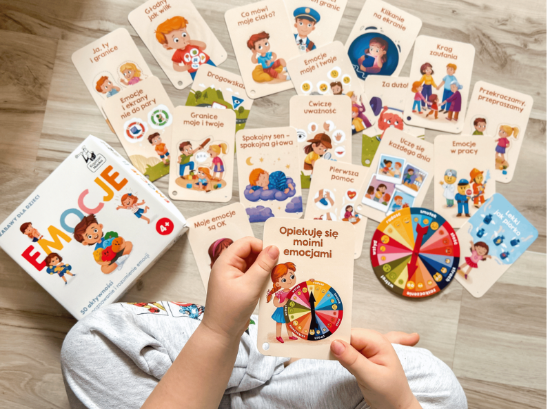 Emocje. Zabawy dla dzieci – pudełko z kartami emocji od Kapitana Nauki dla dzieci 4+