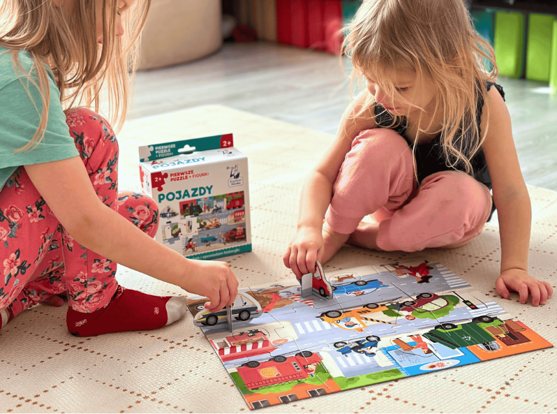 Dziewczynki układają Pierwsze puzzle + figurki. Pojazdy – duża układanka z trójwymiarowymi figurkami dla dwulatków z motywem miejskim
