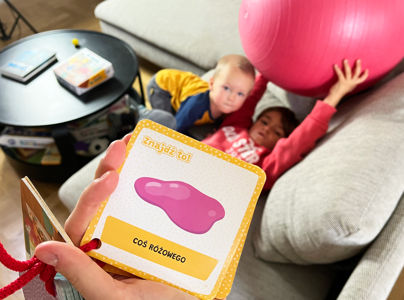 Dzieci grają w Znajdź to! W domu Kapitana Nauki I szukają czegoś różowego