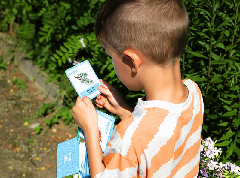 Dziecko gra w Znajdź to! Na dworze na świeżym powietrzu