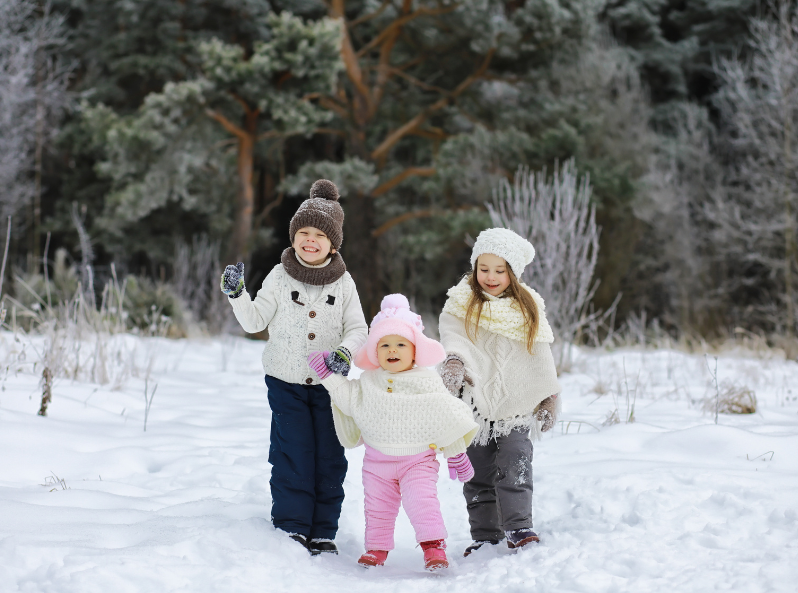 Dzieci bawią się wesoło na śniegu