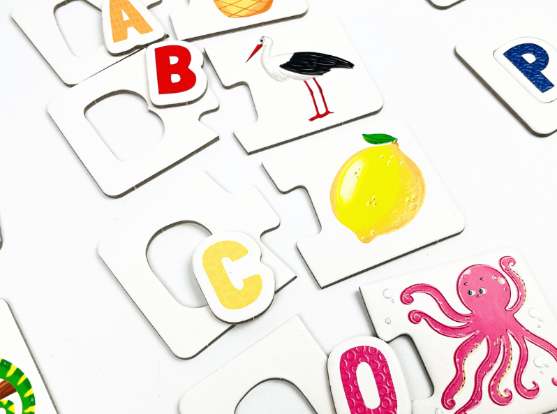 Puzzle sensoryczne. Literki – trójelementowe puzzle do nauki liter z fakturowaną powierzchnią dla dzieci od 3 lat