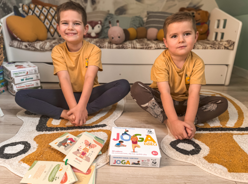 Dzieci radośnie ćwiczą jogę z zestawem kart Joga dla dzieci Kapitana Nauki