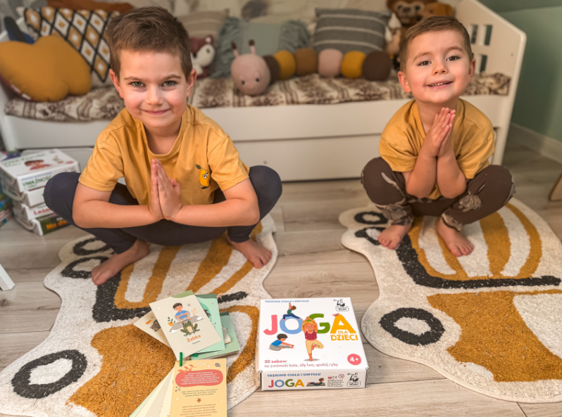 Dzieci ćwiczą z zestawem kart Joga dla dzieci