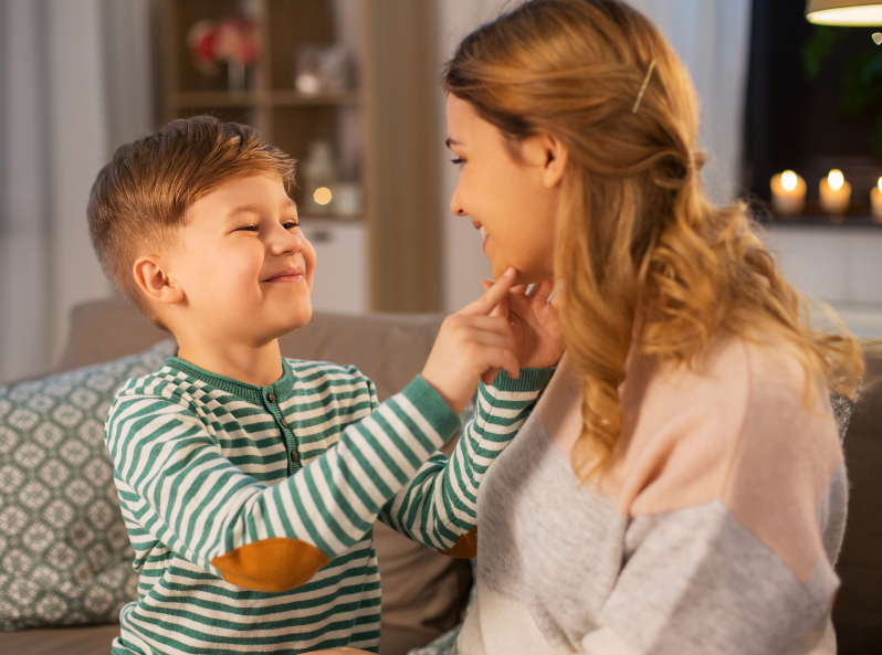 mama i jej syn uśmiechają się do siebie