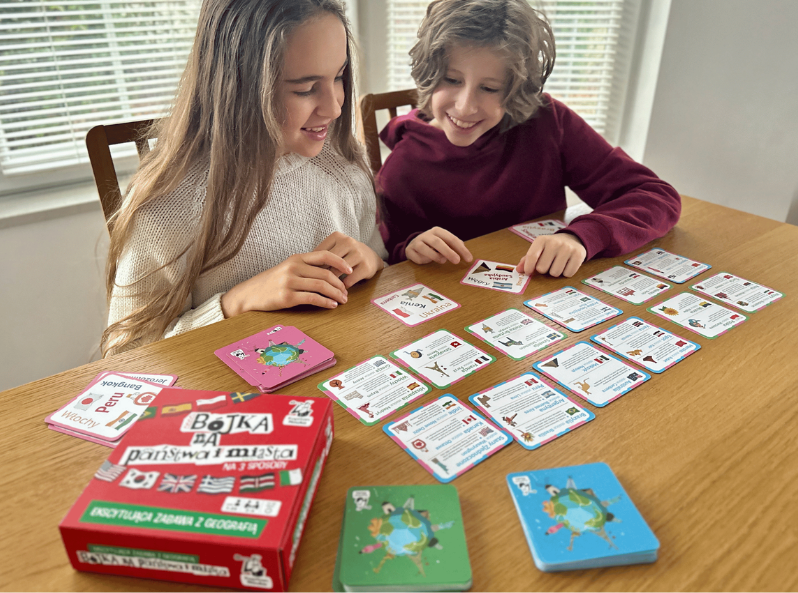 Gra geograficzna Bójka na państwa miasta z kartami przedstawiającymi stolice i symbole krajów