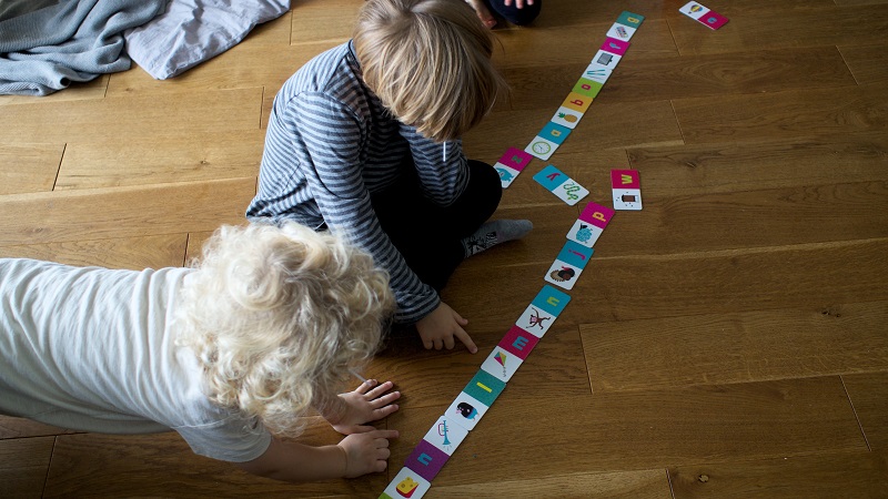 Nauka alfabetu z grą domino 