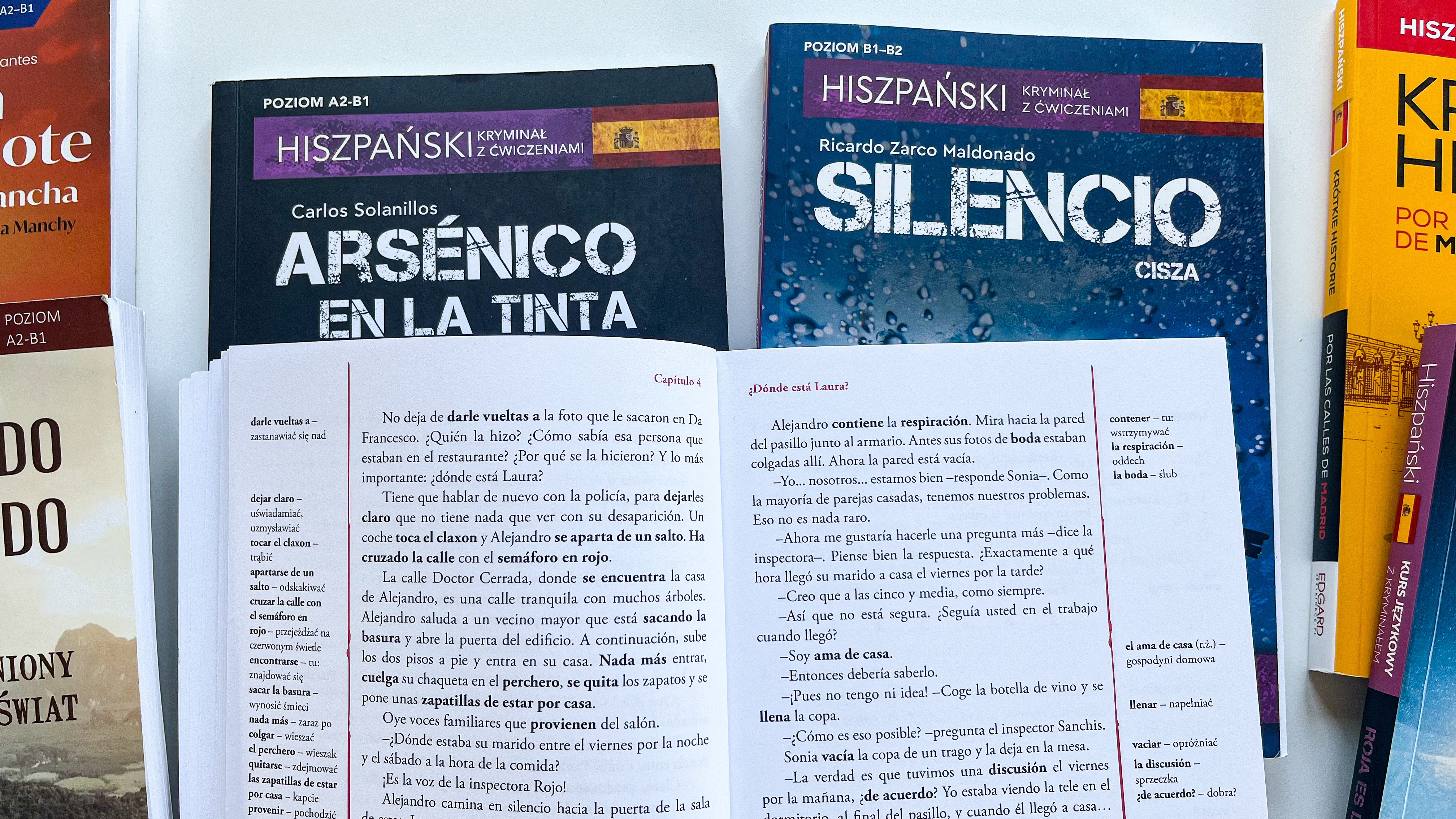 Rozkładówka prezentująca krzyżówkę językową i włoskie słowa z książki Włoski. Słowo do słowa.